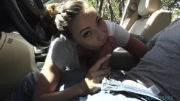 Sensationelles Girl Sasha Foxx lutscht Schwänze in einem Auto