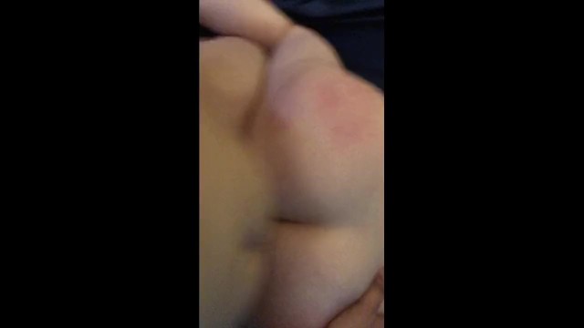 Babes Amateur-Puma beugt sich vor, um unerbittlich zu bohren