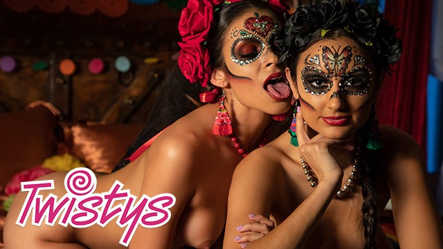 Twistys lesbisches Mädchen mit hübschen Körpern in Karnevalsmasken erlebt Vergnügen